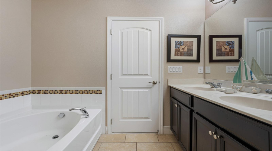 DAVENPORT, Florida 33837, 6 Bedrooms Bedrooms, ,5 BathroomsBathrooms,Residential,For Sale,OAKTREE,0,MFRO6393813