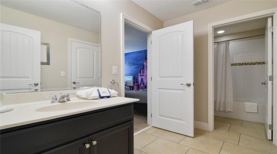 DAVENPORT, Florida 33837, 6 Bedrooms Bedrooms, ,5 BathroomsBathrooms,Residential,For Sale,OAKTREE,0,MFRO6393813