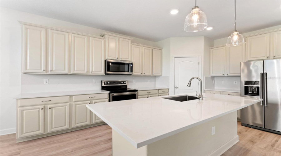 DAVENPORT, Florida 33896, 6 Bedrooms Bedrooms, ,4 BathroomsBathrooms,Residential,For Sale,PALMETTO DUNES,0,MFRS5146694