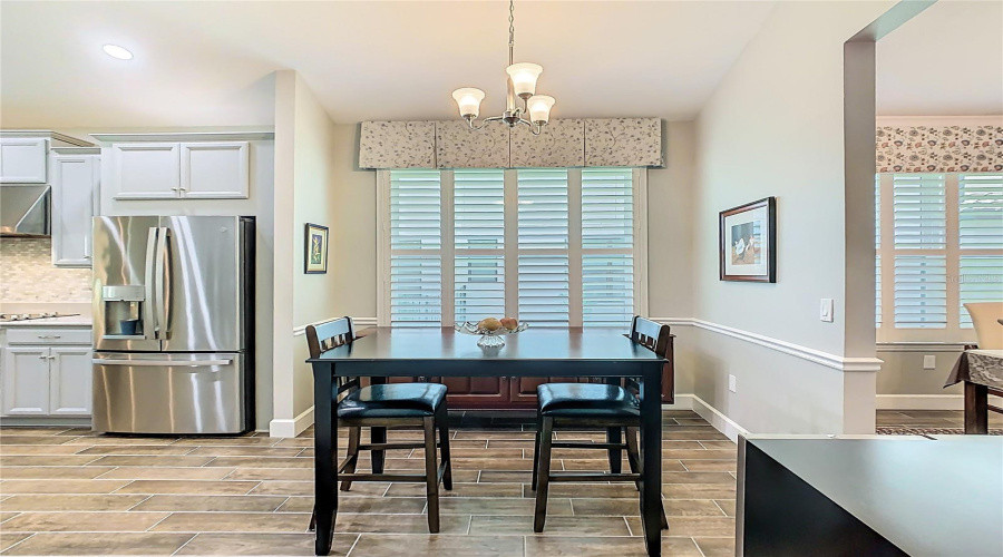 EATING SPACE IN KITCHEN