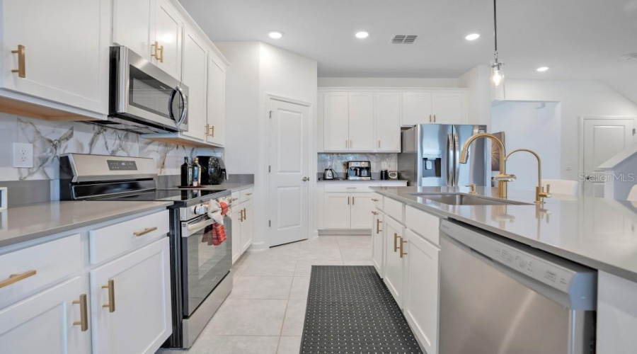 DAVENPORT, Florida 33837, 5 Bedrooms Bedrooms, ,3 BathroomsBathrooms,Residential,For Sale,DAGENHAM,0,MFRTB8491445