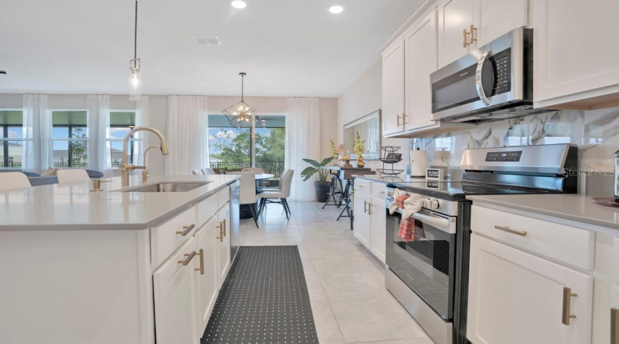 DAVENPORT, Florida 33837, 5 Bedrooms Bedrooms, ,3 BathroomsBathrooms,Residential,For Sale,DAGENHAM,0,MFRTB8491445