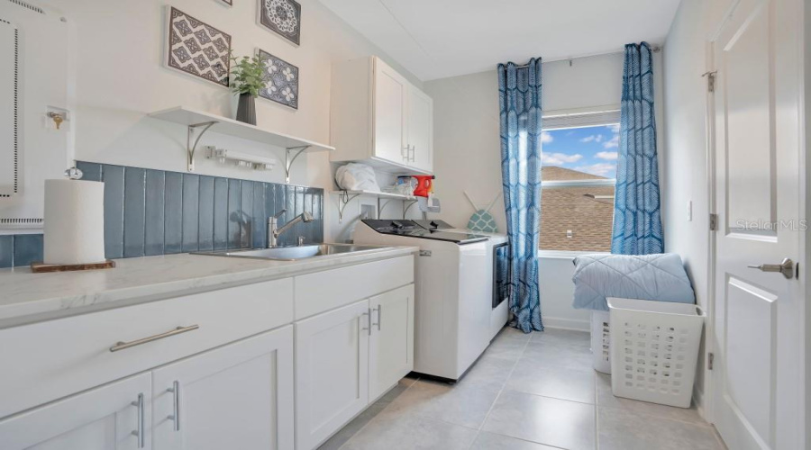 DAVENPORT, Florida 33837, 5 Bedrooms Bedrooms, ,3 BathroomsBathrooms,Residential,For Sale,DAGENHAM,0,MFRTB8491445