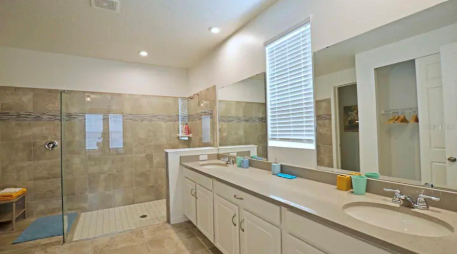 KISSIMMEE, Florida 34747, 7 Bedrooms Bedrooms, ,4 BathroomsBathrooms,Residential,For Sale,AMELIA DOWNS,0,MFRO6390580