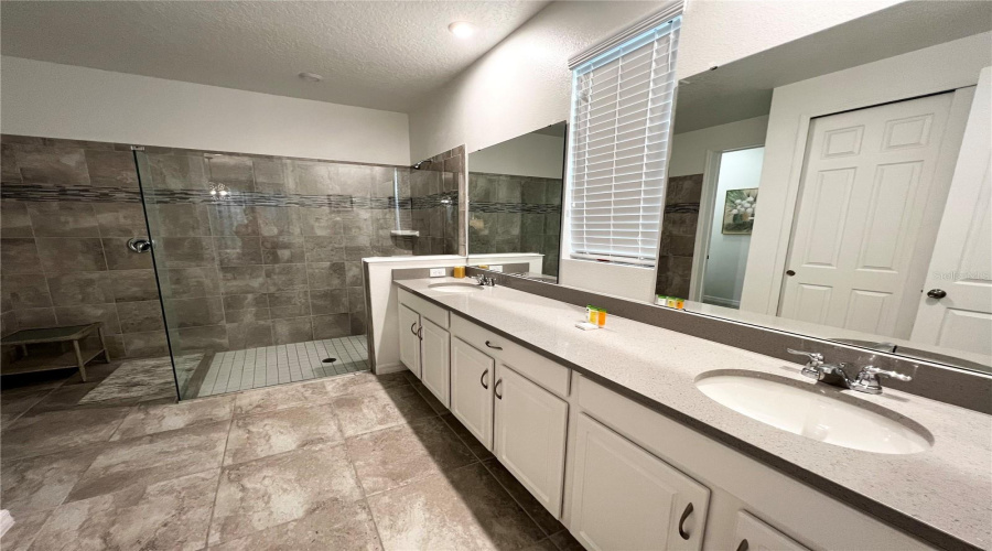 KISSIMMEE, Florida 34747, 7 Bedrooms Bedrooms, ,4 BathroomsBathrooms,Residential,For Sale,AMELIA DOWNS,0,MFRO6390580