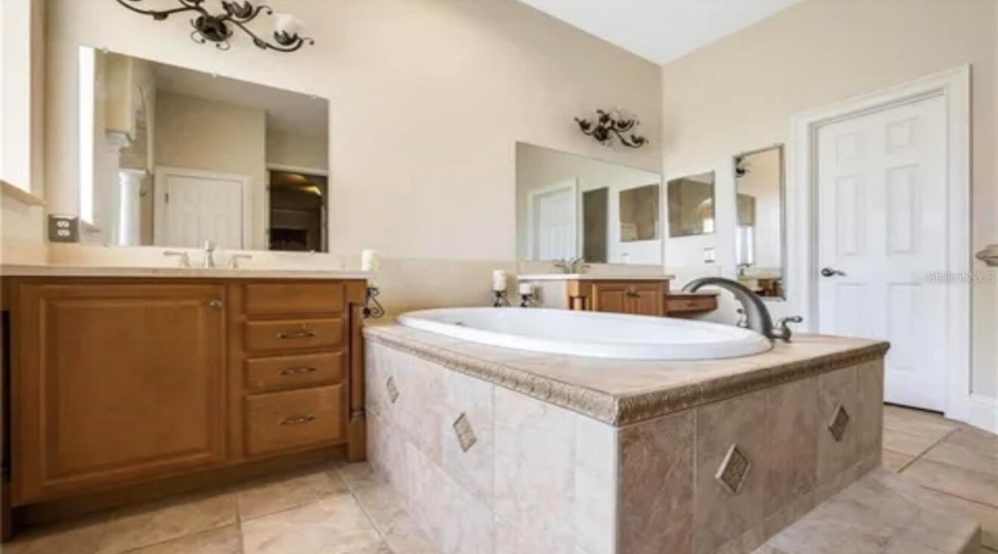 KISSIMMEE, Florida 34746, 5 Bedrooms Bedrooms, ,4 BathroomsBathrooms,Residential,For Sale,BUNKER VIEW,0,MFRO6395237