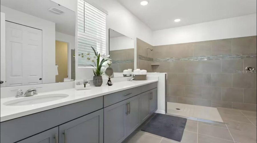 KISSIMMEE, Florida 34747, 6 Bedrooms Bedrooms, ,4 BathroomsBathrooms,Residential,For Sale,TROPICAL PALMS,0,MFRO6395222