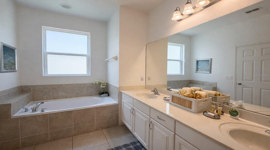 KISSIMMEE, Florida 34746, 6 Bedrooms Bedrooms, ,4 BathroomsBathrooms,Residential,For Sale,SANTOSH,0,MFRO6393947