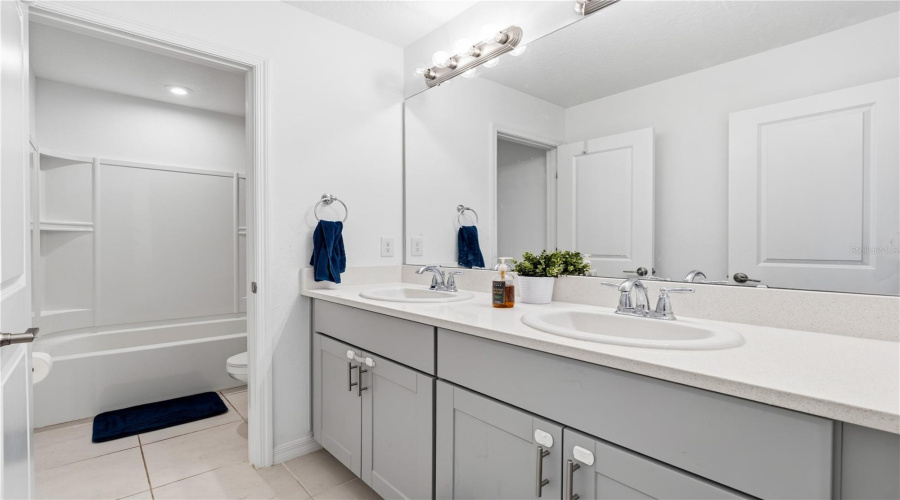 DAVENPORT, Florida 33897, 5 Bedrooms Bedrooms, ,3 BathroomsBathrooms,Residential,For Sale,COSTA BLANCA,0,MFRO6394031