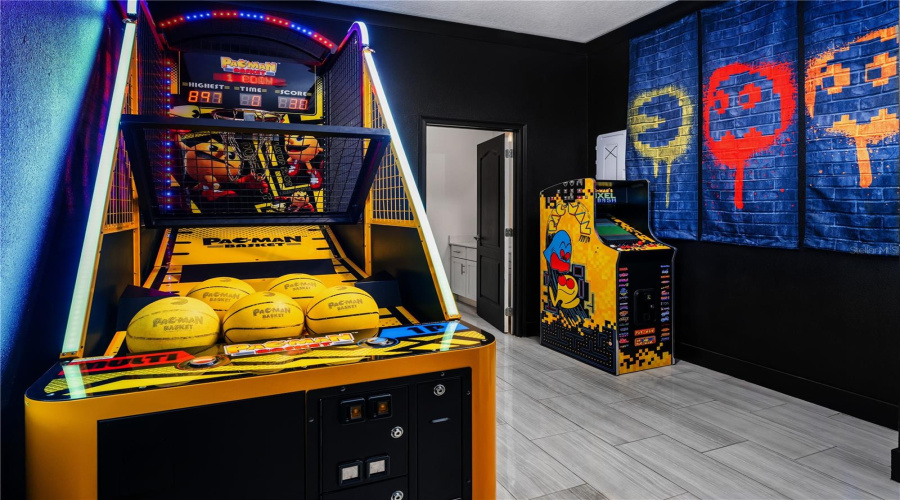 DAVENPORT, Florida 33837, 11 Bedrooms Bedrooms, ,8 BathroomsBathrooms,Residential,For Sale,OAK SHADOW,0,MFRS5146643