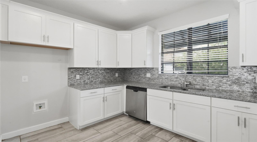 DAVENPORT, Florida 33896, 4 Bedrooms Bedrooms, ,4 BathroomsBathrooms,Residential,For Sale,SHINNECOCK HILLS,0,MFRV4948166