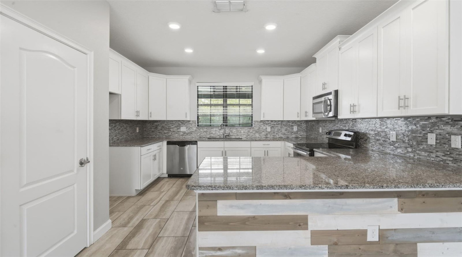 DAVENPORT, Florida 33896, 4 Bedrooms Bedrooms, ,4 BathroomsBathrooms,Residential,For Sale,SHINNECOCK HILLS,0,MFRV4948166