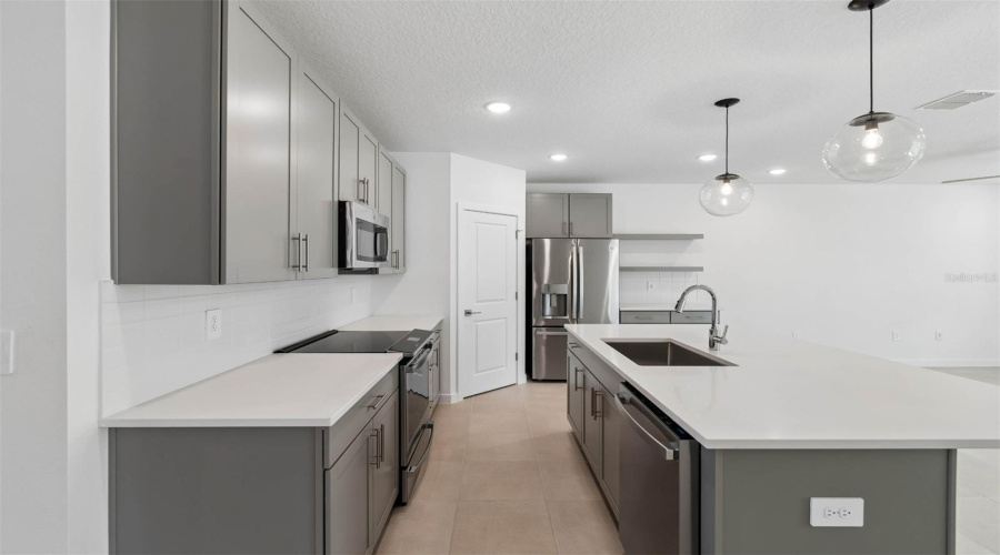 DAVENPORT, Florida 33837, 4 Bedrooms Bedrooms, ,2 BathroomsBathrooms,Residential,For Sale,REIN,0,MFRO6395417