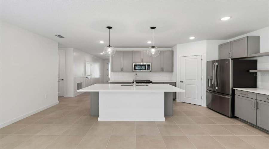 DAVENPORT, Florida 33837, 4 Bedrooms Bedrooms, ,2 BathroomsBathrooms,Residential,For Sale,REIN,0,MFRO6395417