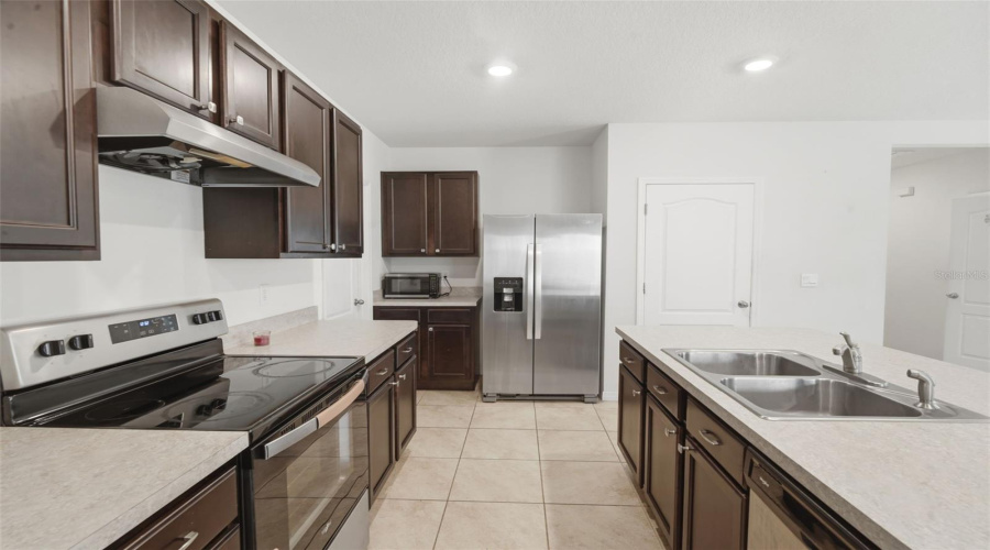 DAVENPORT, Florida 33837, 5 Bedrooms Bedrooms, ,3 BathroomsBathrooms,Residential,For Sale,BERRY,0,MFRP4938314