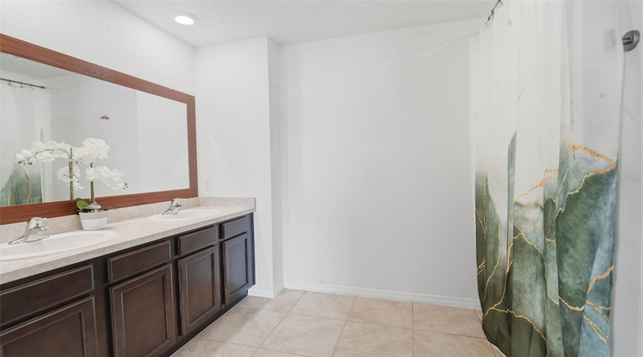 DAVENPORT, Florida 33837, 5 Bedrooms Bedrooms, ,3 BathroomsBathrooms,Residential,For Sale,BERRY,0,MFRP4938314