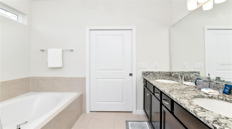 DAVENPORT, Florida 33897, 8 Bedrooms Bedrooms, ,6 BathroomsBathrooms,Residential,For Sale,LANA,0,MFRO6330672