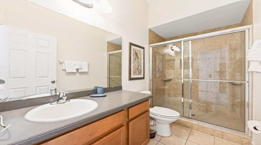 Main floor full guest bath.