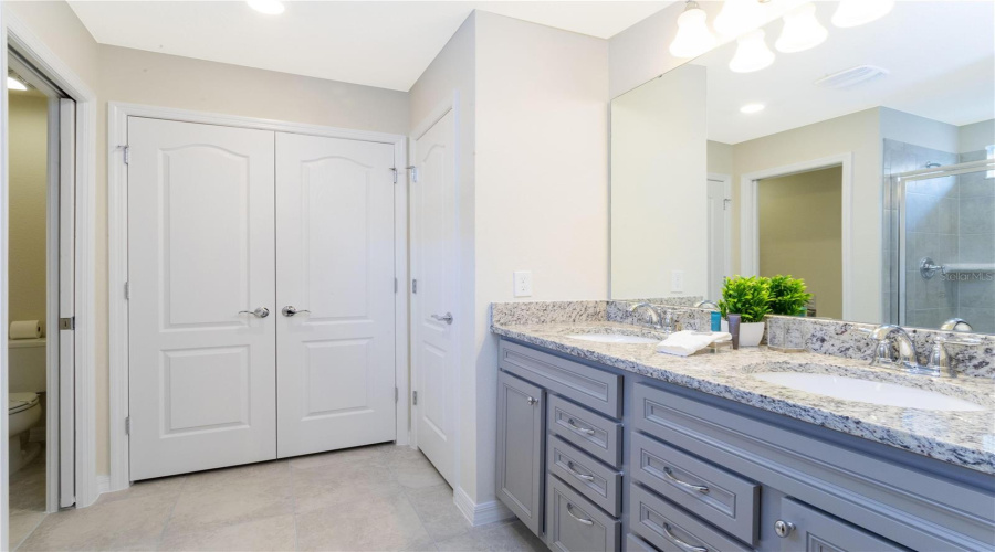 DAVENPORT, Florida 33837, 5 Bedrooms Bedrooms, ,5 BathroomsBathrooms,Residential,For Sale,OAKMOSS,0,MFRO6394137