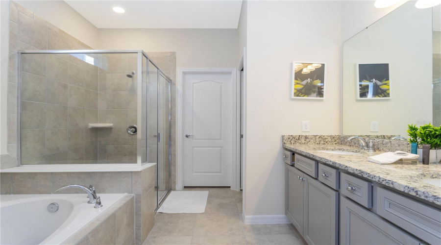 DAVENPORT, Florida 33837, 5 Bedrooms Bedrooms, ,5 BathroomsBathrooms,Residential,For Sale,OAKMOSS,0,MFRO6394137