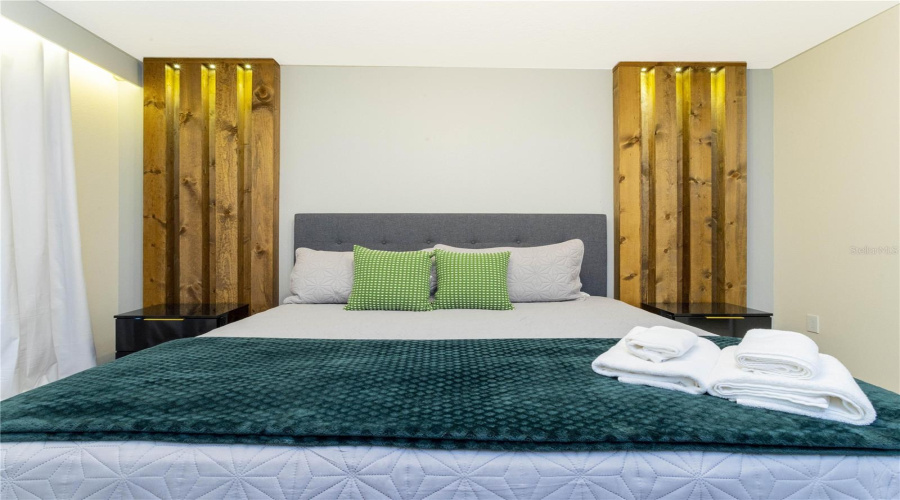 DAVENPORT, Florida 33837, 5 Bedrooms Bedrooms, ,5 BathroomsBathrooms,Residential,For Sale,OAKMOSS,0,MFRO6394137