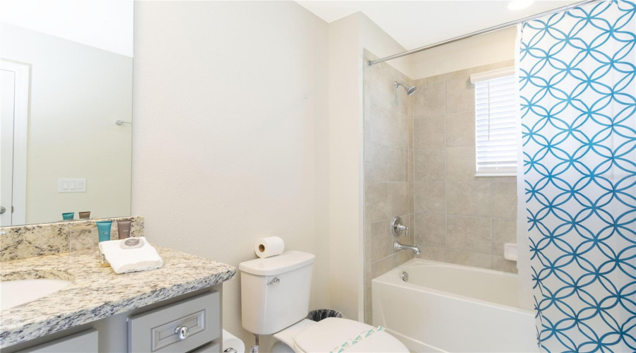 DAVENPORT, Florida 33837, 5 Bedrooms Bedrooms, ,5 BathroomsBathrooms,Residential,For Sale,OAKMOSS,0,MFRO6394137