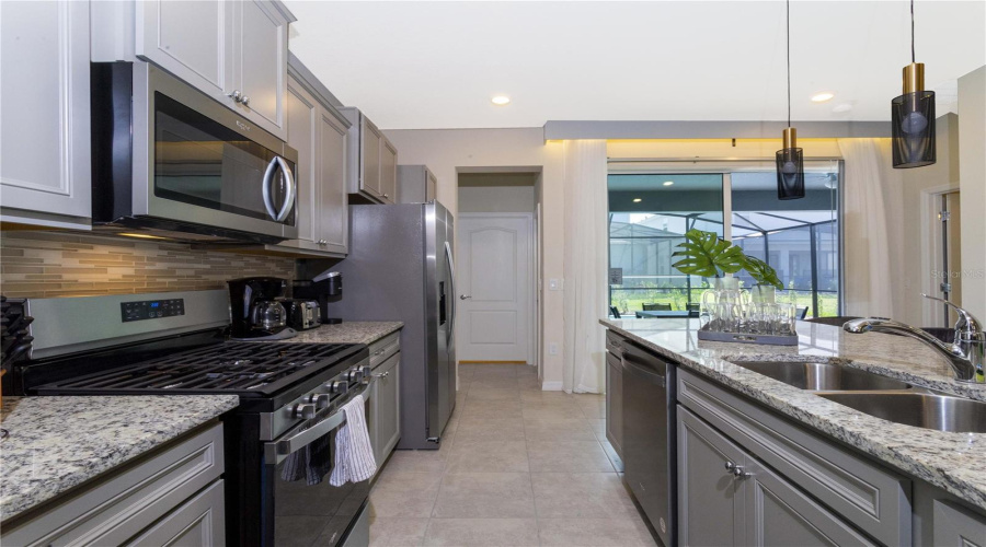 DAVENPORT, Florida 33837, 5 Bedrooms Bedrooms, ,5 BathroomsBathrooms,Residential,For Sale,OAKMOSS,0,MFRO6394137