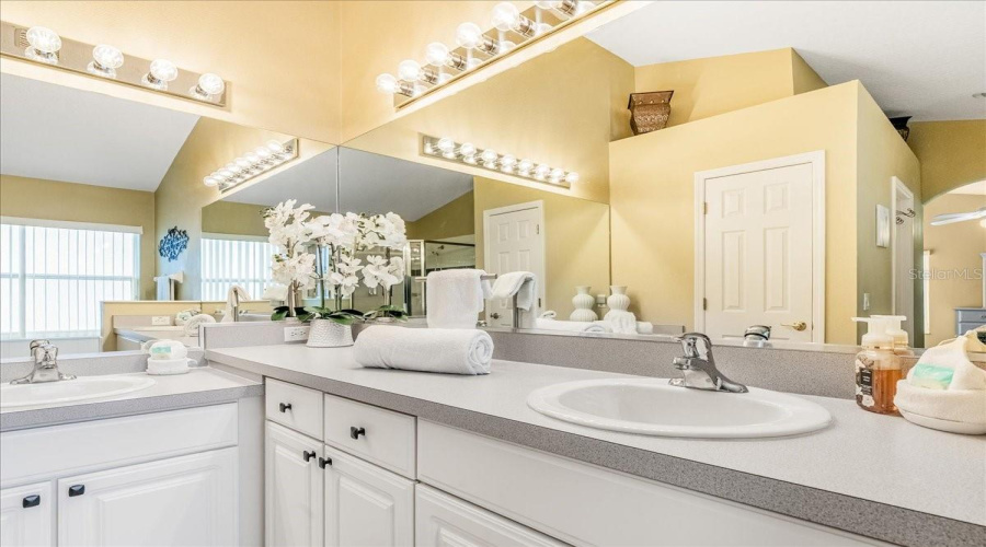 DAVENPORT, Florida 33897, 4 Bedrooms Bedrooms, ,3 BathroomsBathrooms,Residential,For Sale,KENSINGTON,0,MFRS5147135