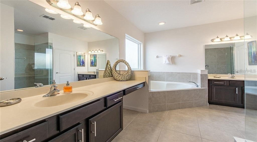 DAVENPORT, Florida 33837, 6 Bedrooms Bedrooms, ,5 BathroomsBathrooms,Residential,For Sale,ACORN,0,MFRO6395716