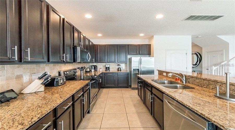 DAVENPORT, Florida 33837, 6 Bedrooms Bedrooms, ,5 BathroomsBathrooms,Residential,For Sale,ACORN,0,MFRO6395716