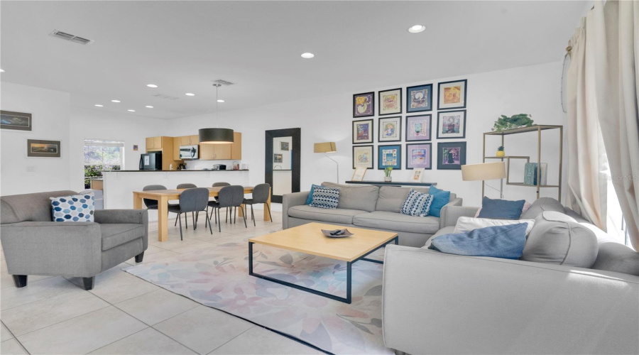 Living room/kitchen/dining room