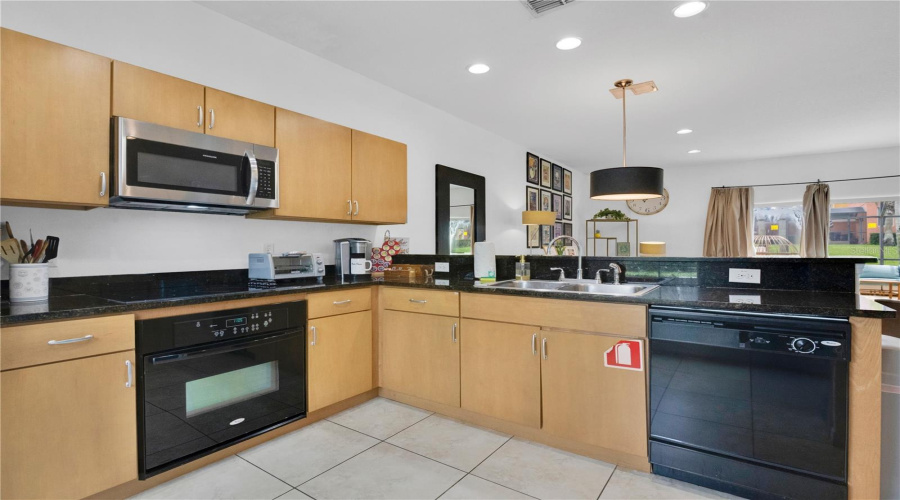 Kitchen w/newer appliances