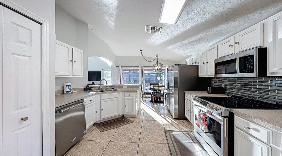 DAVENPORT, Florida 33897, 5 Bedrooms Bedrooms, ,4 BathroomsBathrooms,Residential,For Sale,SEVILLA,0,MFRS5147162