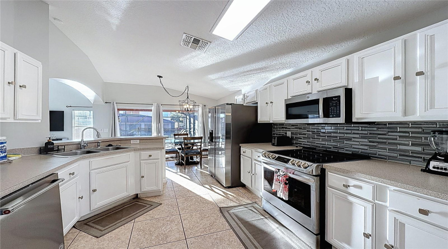 DAVENPORT, Florida 33897, 5 Bedrooms Bedrooms, ,4 BathroomsBathrooms,Residential,For Sale,SEVILLA,0,MFRS5147162