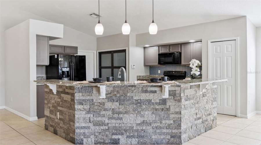 DAVENPORT, Florida 33896, 3 Bedrooms Bedrooms, ,2 BathroomsBathrooms,Residential,For Sale,KNIGHTSBRIDGE,0,MFRO6396422