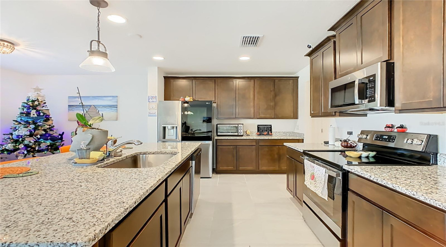 DAVENPORT, Florida 33837, 5 Bedrooms Bedrooms, ,2 BathroomsBathrooms,Residential,For Sale,SWAN SWIM,0,MFRS5136959