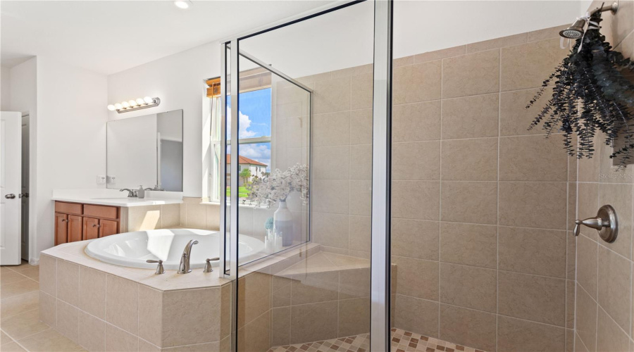 KISSIMMEE, Florida 34746, 6 Bedrooms Bedrooms, ,4 BathroomsBathrooms,Residential,For Sale,BEACON,0,MFRO6342981