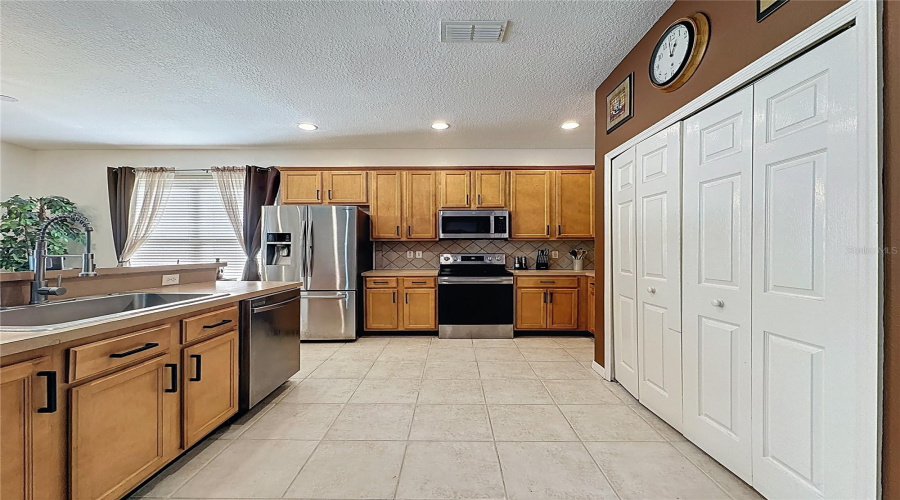 DAVENPORT, Florida 33837, 6 Bedrooms Bedrooms, ,4 BathroomsBathrooms,Residential,For Sale,ORANGE COSMOS,0,MFRS5146847