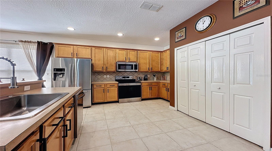 DAVENPORT, Florida 33837, 6 Bedrooms Bedrooms, ,4 BathroomsBathrooms,Residential,For Sale,ORANGE COSMOS,0,MFRS5146847