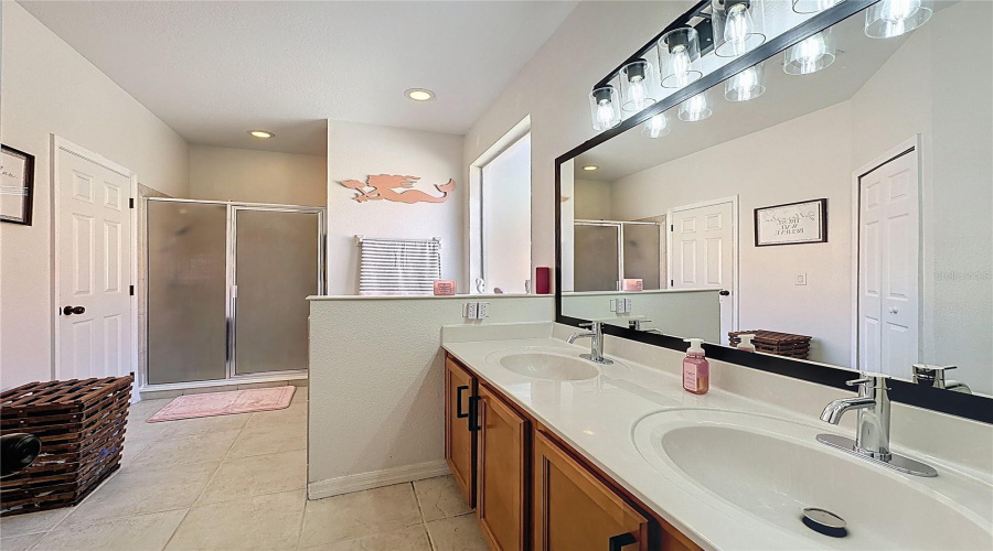 DAVENPORT, Florida 33837, 6 Bedrooms Bedrooms, ,4 BathroomsBathrooms,Residential,For Sale,ORANGE COSMOS,0,MFRS5146847