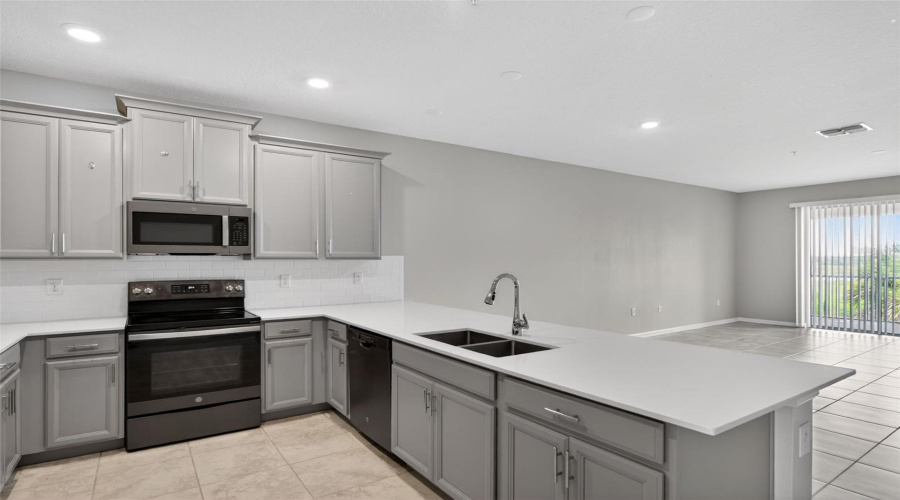 DAVENPORT, Florida 33896, 3 Bedrooms Bedrooms, ,2 BathroomsBathrooms,Residential,For Sale,DROP,0,MFRS5147338