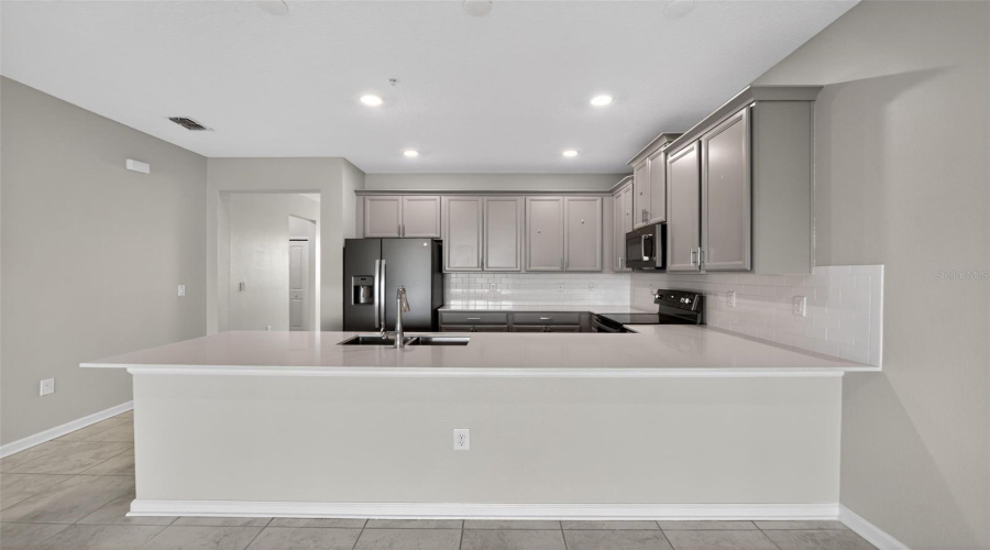 DAVENPORT, Florida 33896, 3 Bedrooms Bedrooms, ,2 BathroomsBathrooms,Residential,For Sale,DROP,0,MFRS5147338