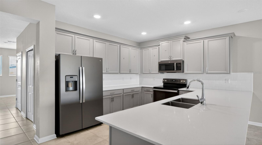 DAVENPORT, Florida 33896, 3 Bedrooms Bedrooms, ,2 BathroomsBathrooms,Residential,For Sale,DROP,0,MFRS5147338