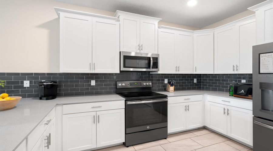 DAVENPORT, Florida 33896, 8 Bedrooms Bedrooms, ,5 BathroomsBathrooms,Residential,For Sale,STINGER,0,MFRO6396888