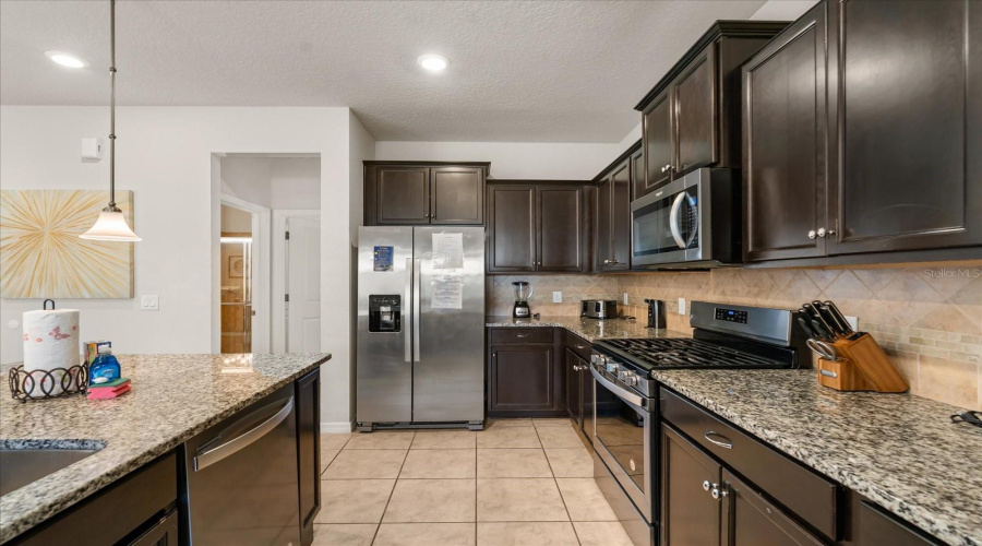 DAVENPORT, Florida 33837, 5 Bedrooms Bedrooms, ,4 BathroomsBathrooms,Residential,For Sale,MISTY OAK,0,MFRO6393604