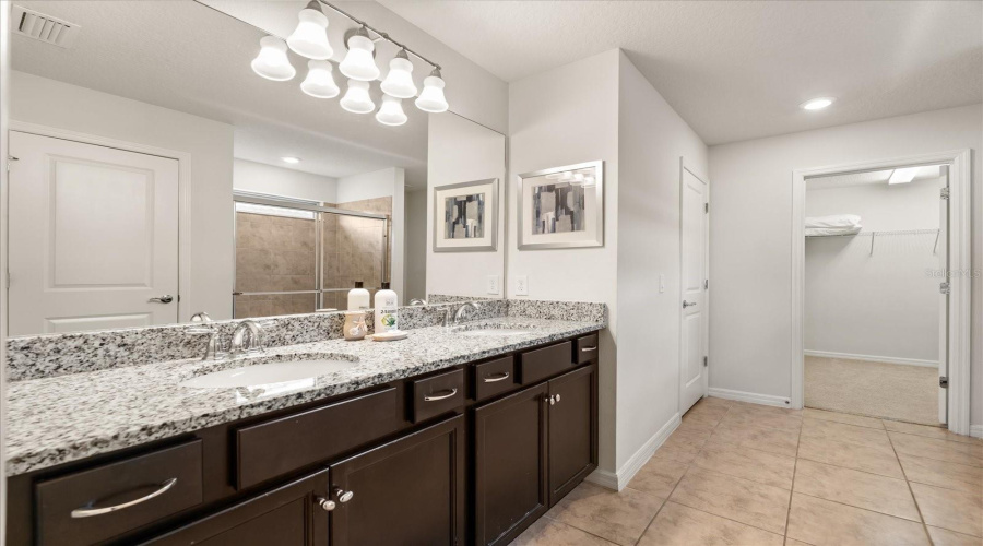 DAVENPORT, Florida 33837, 5 Bedrooms Bedrooms, ,4 BathroomsBathrooms,Residential,For Sale,MISTY OAK,0,MFRO6393604