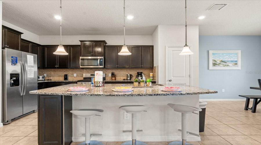 DAVENPORT, Florida 33837, 5 Bedrooms Bedrooms, ,4 BathroomsBathrooms,Residential,For Sale,MISTY OAK,0,MFRO6393604