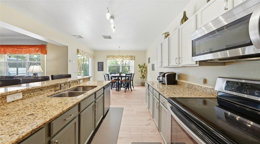 DAVENPORT, Florida 33896, 5 Bedrooms Bedrooms, ,3 BathroomsBathrooms,Residential,For Sale,BAY LEAF,0,MFRS5147488