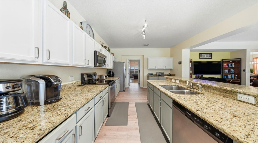 DAVENPORT, Florida 33896, 5 Bedrooms Bedrooms, ,3 BathroomsBathrooms,Residential,For Sale,BAY LEAF,0,MFRS5147488