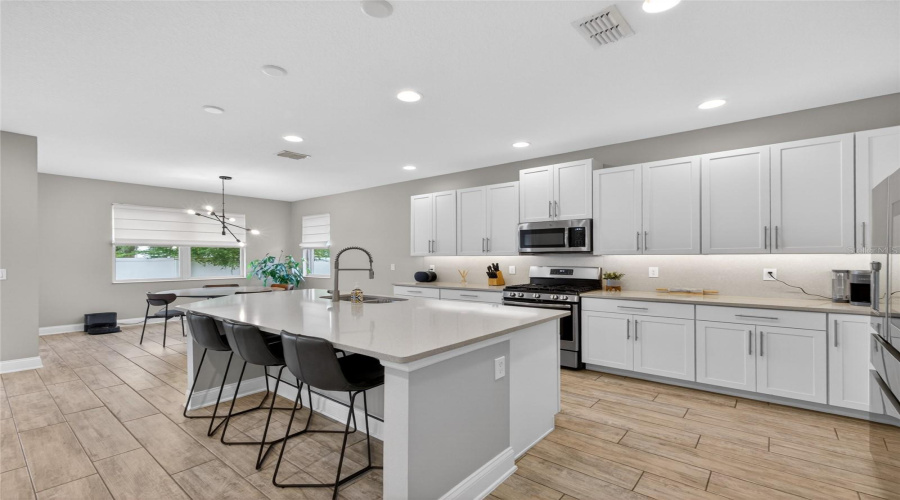 Large Breakfast Bar and Kitchen Island